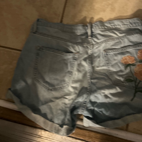 GAP jean shorts with embroidered back pocket. - Picture 10 of 12